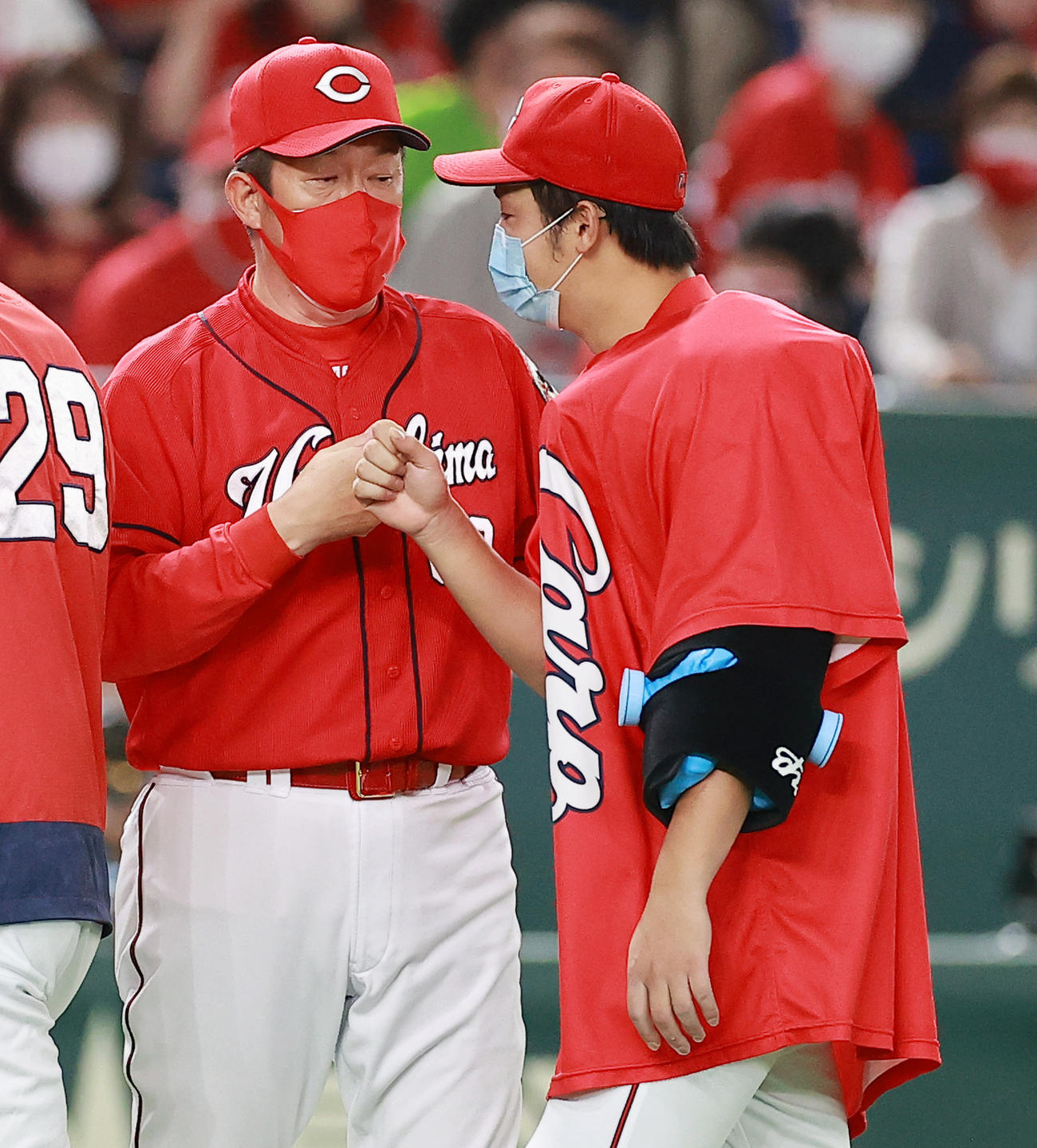 ヤクルト対広島　3勝目の床田（右）をねぎらう広島佐々岡監督（撮影・野上伸悟）