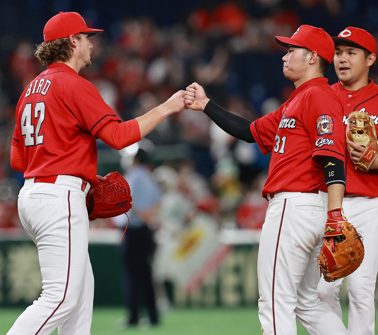 ヤクルト対広島　バード（左）と勝利を喜びあう広島坂倉（撮影・野上伸悟）