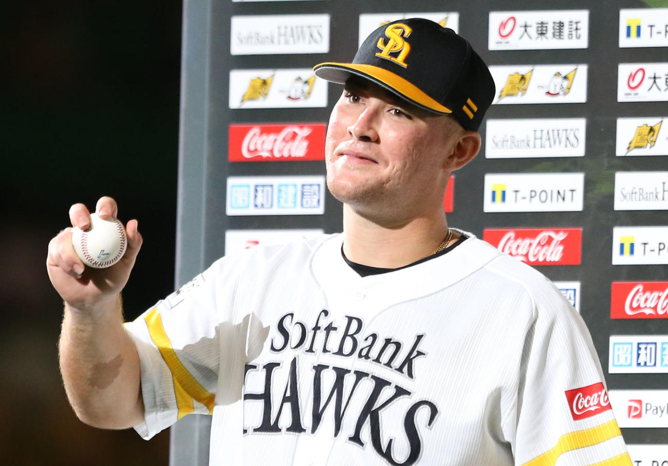 ソフトバンク対オリックス　ヒーローインタビューを受け、ホームランボールを手に笑顔を見せるリチャード（撮影・屋方直哉）