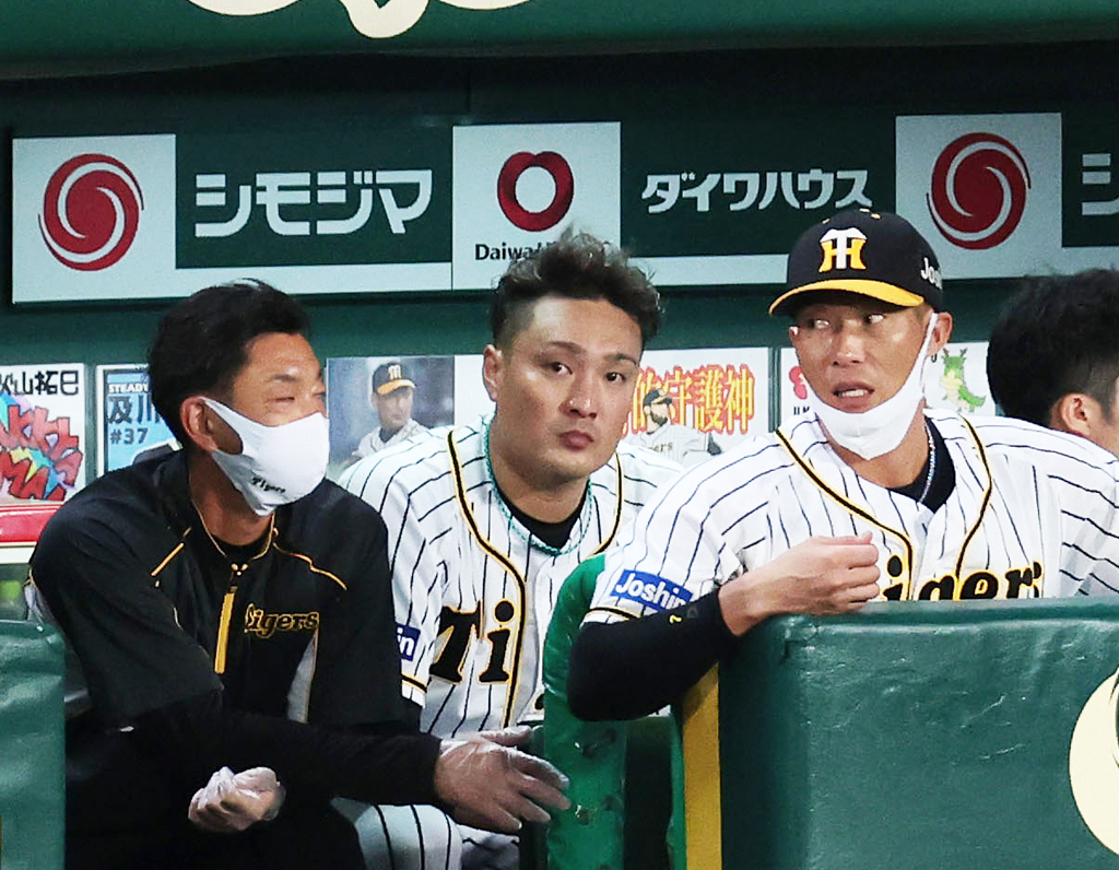 2回裏阪神2死一、二塁、代打を送られ交代となった秋山（中央）はベンチで厳しい表情（撮影・前田充）