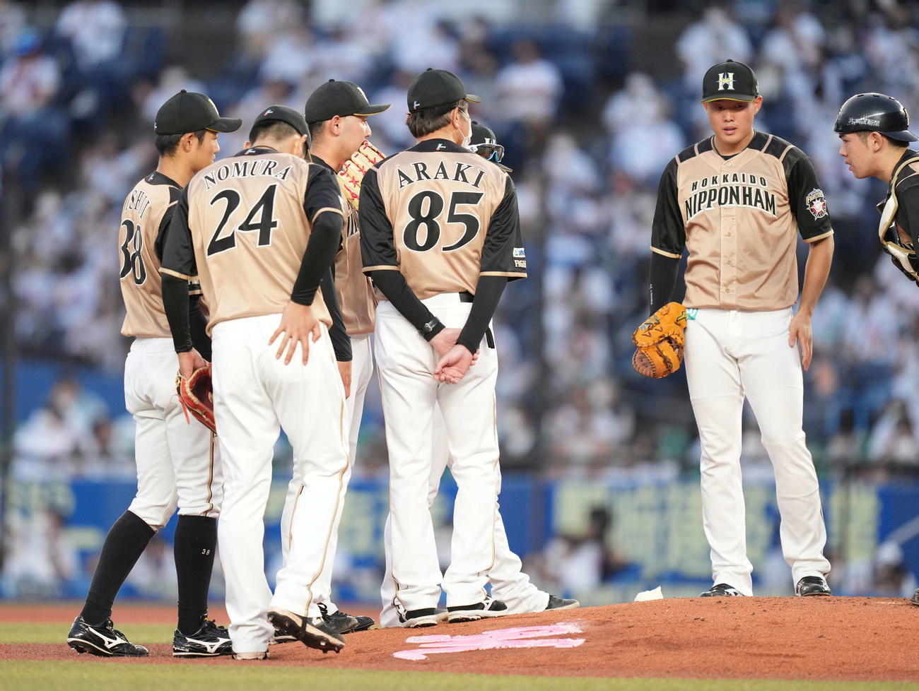 ロッテ対日本ハム　2回裏ロッテ1死満塁、荻野に先制の適時内野安打を許した後、立野（左から3人目）のもとに集まるナイン（撮影・鈴木みどり）