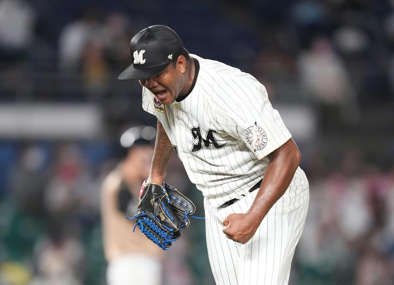 7回表日本ハム2死満塁、浅間を中飛に仕留め雄たけびを上げるロメロ（撮影・鈴木みどり）