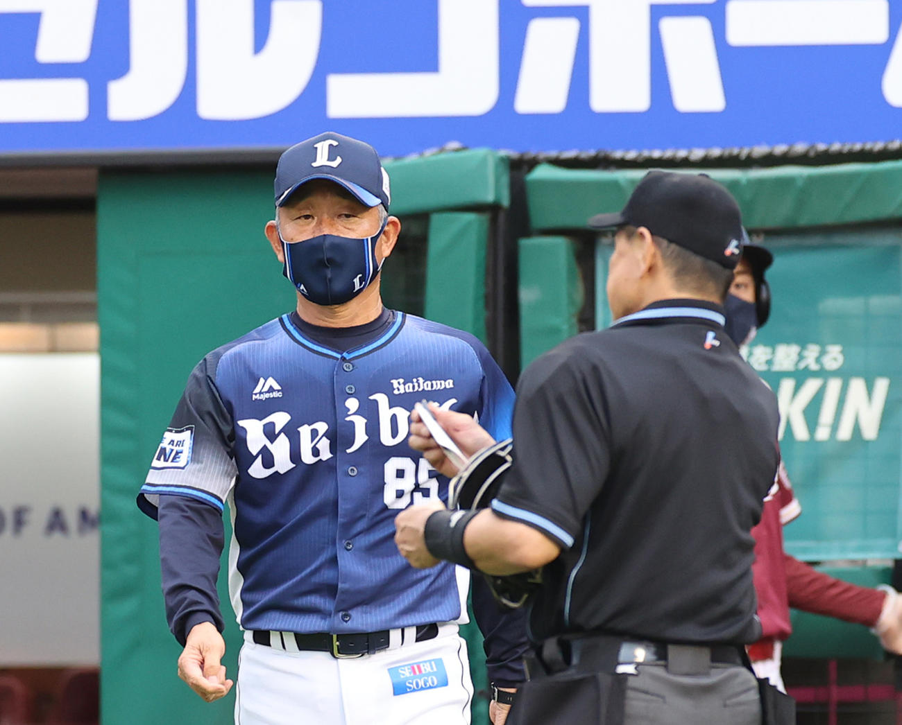 4回裏楽天1死一、三塁、渡辺の降板を告げる辻監督（撮影・河野匠）