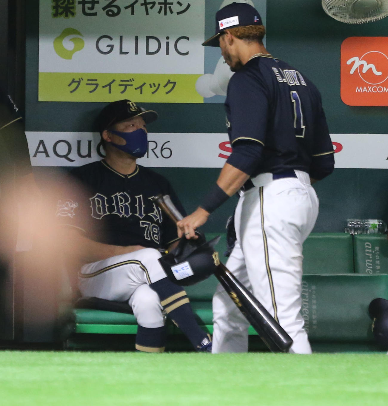 ソフトバンク対オリックス　試合終了後、掲示板を見つめる中嶋監督（撮影・屋方直哉）