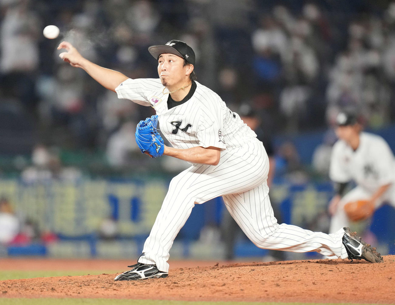 ロッテ対日本ハム　9回表から3番手で登板したロッテ益田（撮影・鈴木みどり）
