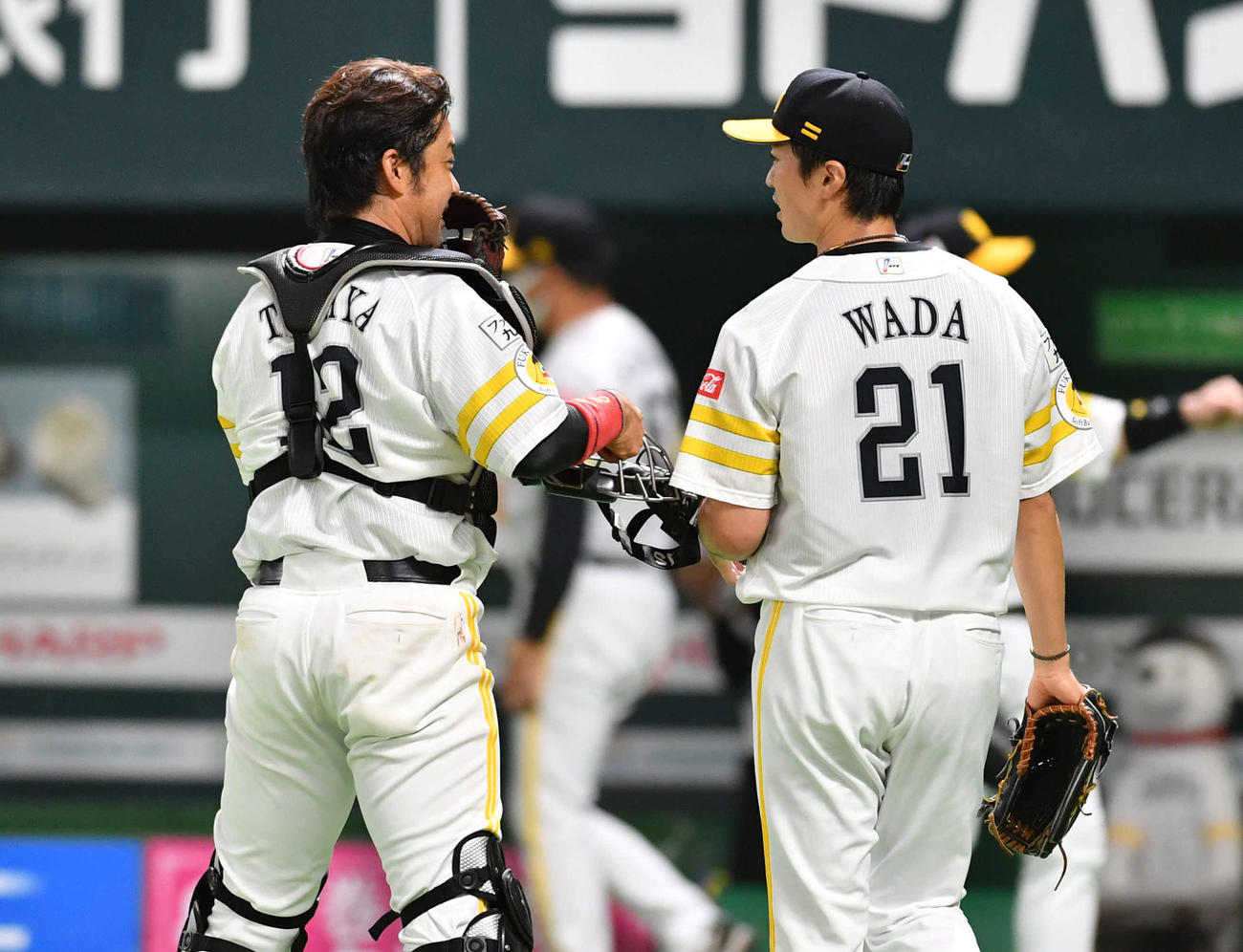 ソフトバンク対オリックス　2回表オリックス2死、紅林を一邪飛に抑え、キャッチャーマスクを高谷（左）に渡しながらベンチへ戻る和田（撮影・岩下翔太）