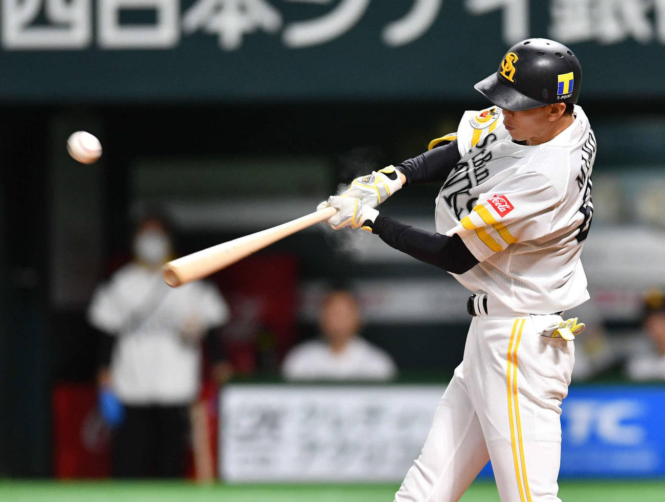 ソフトバンク対オリックス　4回裏ソフトバンク1死満塁、三森は中前2点適時打を放つ（撮影・岩下翔太）