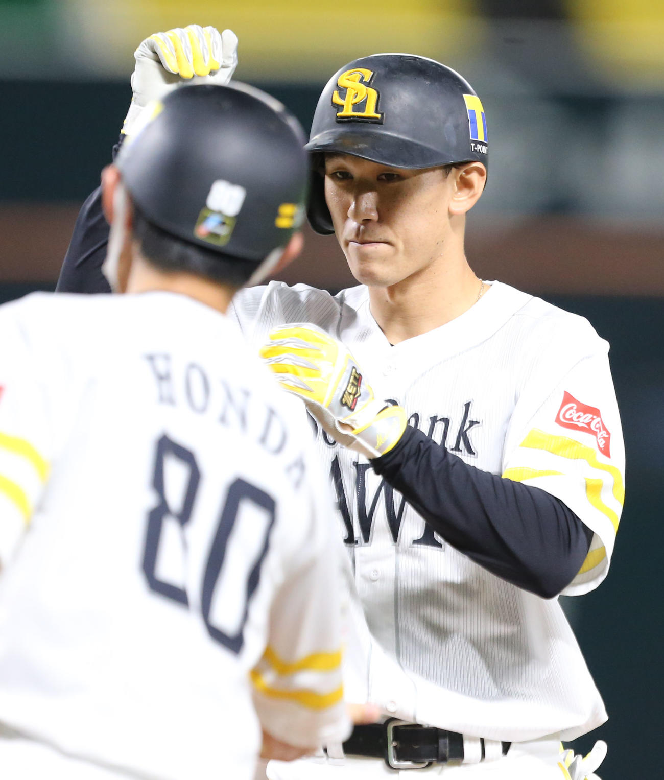 ソフトバンク対オリックス　4回裏ソフトバンク1死満塁、三森は中堅へ2点適時打を放ちガッツポーズをする（撮影・屋方直哉）