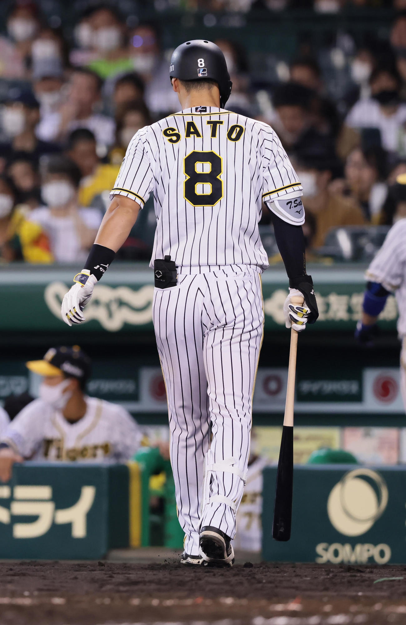 阪神対巨人　4回裏阪神2死三塁、佐藤輝は見逃し三振に倒れベンチに戻る（撮影・足立雅史）