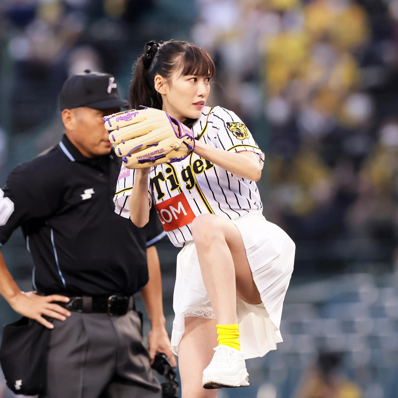 始球式を務めた「ももいろクローバーＺ」の高城れに（撮影・足立雅史）