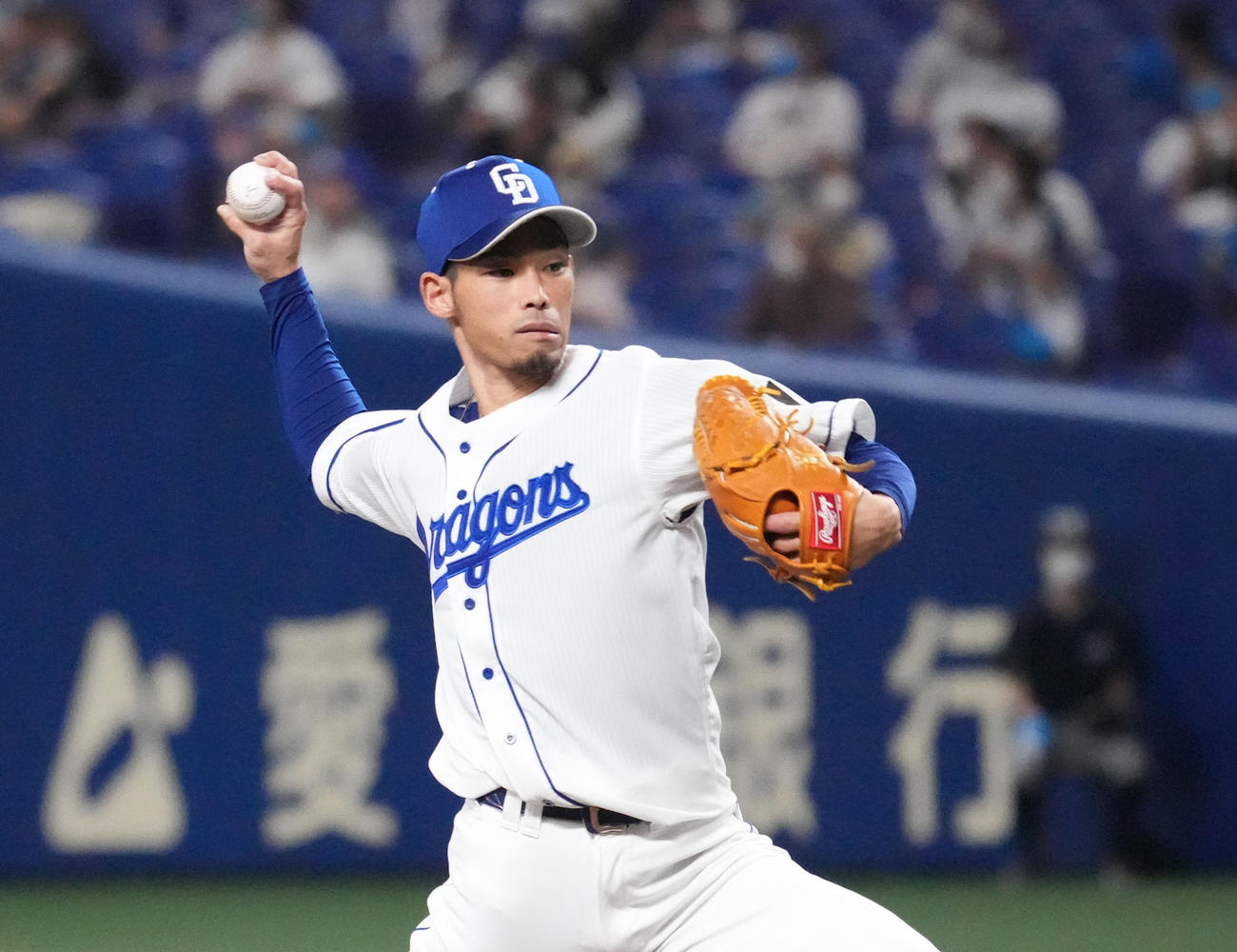 8回表、中日4番手で登板する又吉克樹（撮影・森本幸一）
