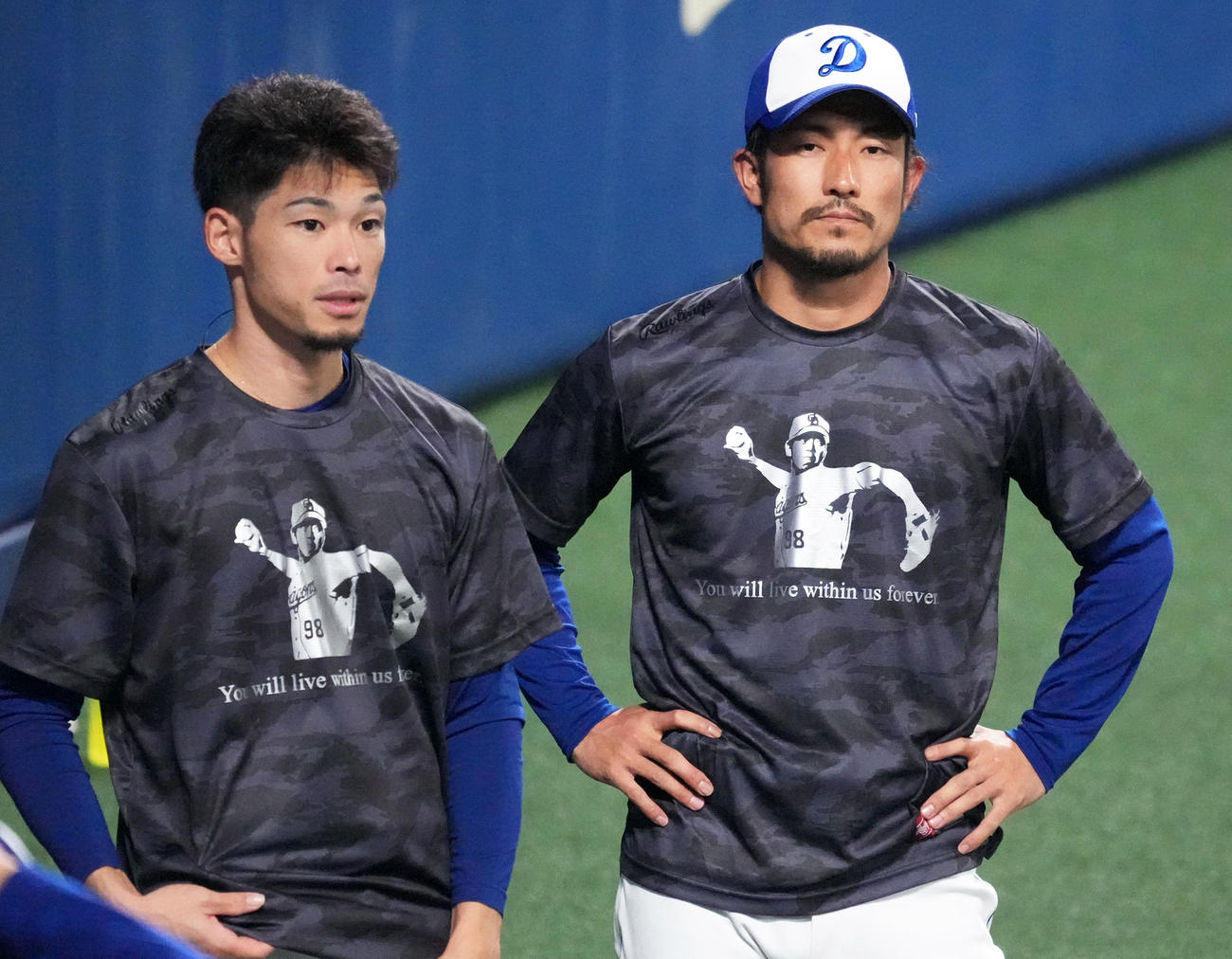 試合前、木下雄介さんの投球フォームと背番号がデザインされたTシャツを着用する又吉（左）と祖父江（右）（撮影・森本幸一）