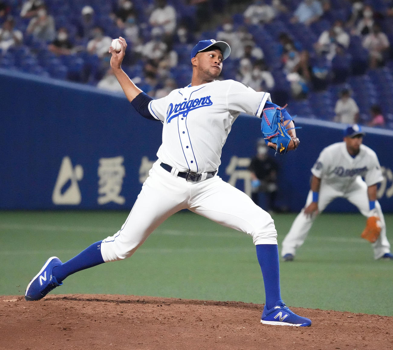 9回表、中日5番手で登板するR・マルティネス（撮影・森本幸一）