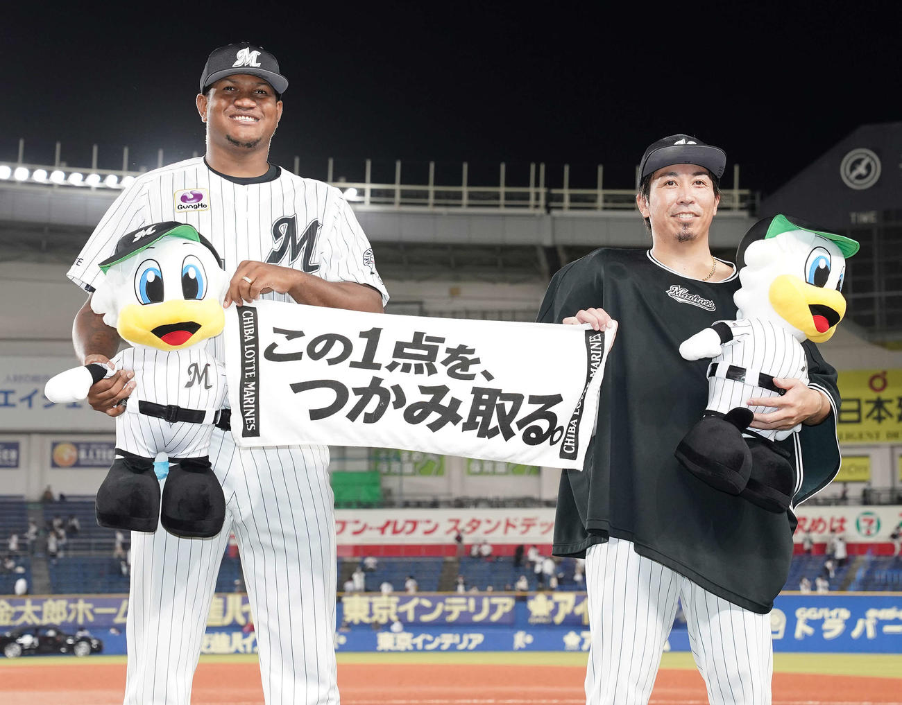 ロッテ対日本ハム　日本ハムに勝利し、笑顔のロッテ・ロメロ（左）と益田（撮影・鈴木みどり）