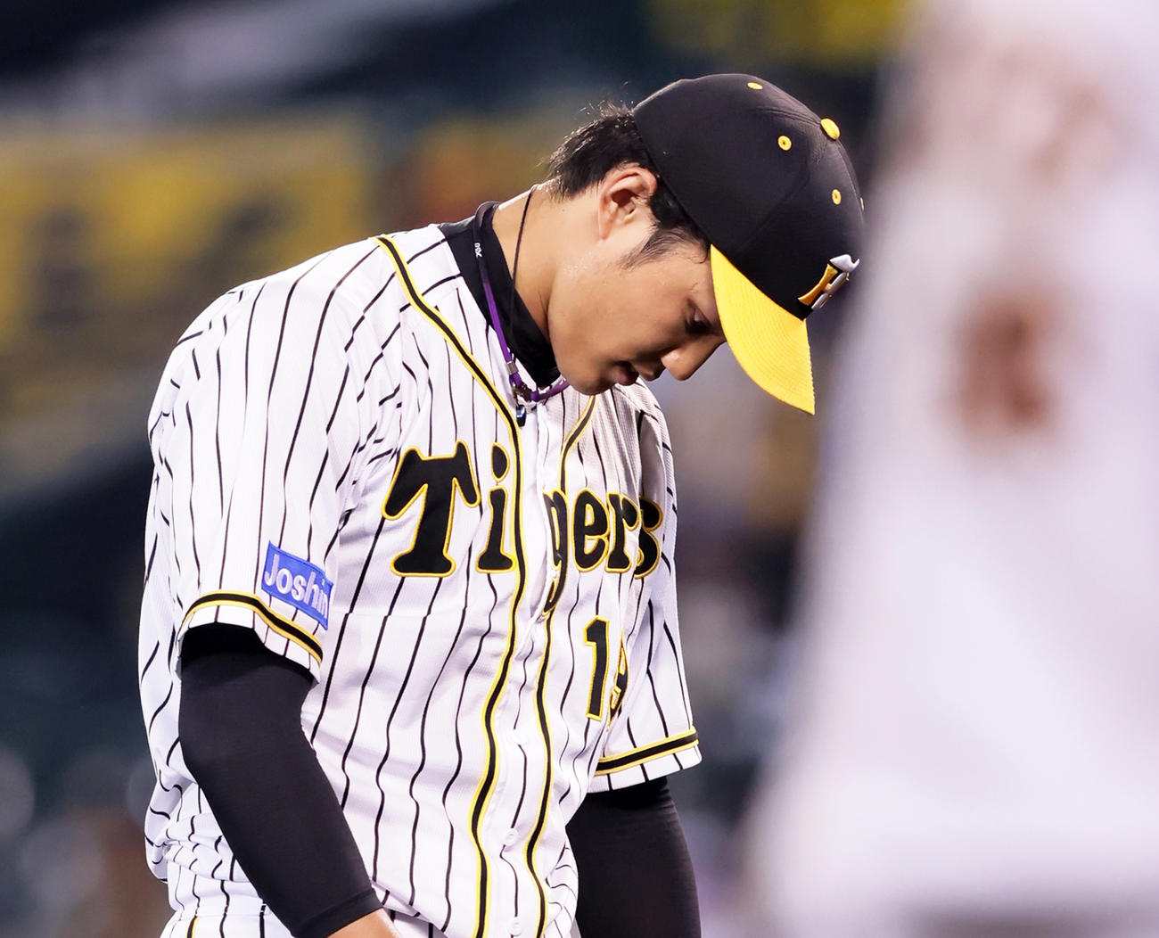 5回表巨人1死一、二塁、岡本和に左越え3点本塁打を浴びがっくりする藤浪（撮影・足立雅史）