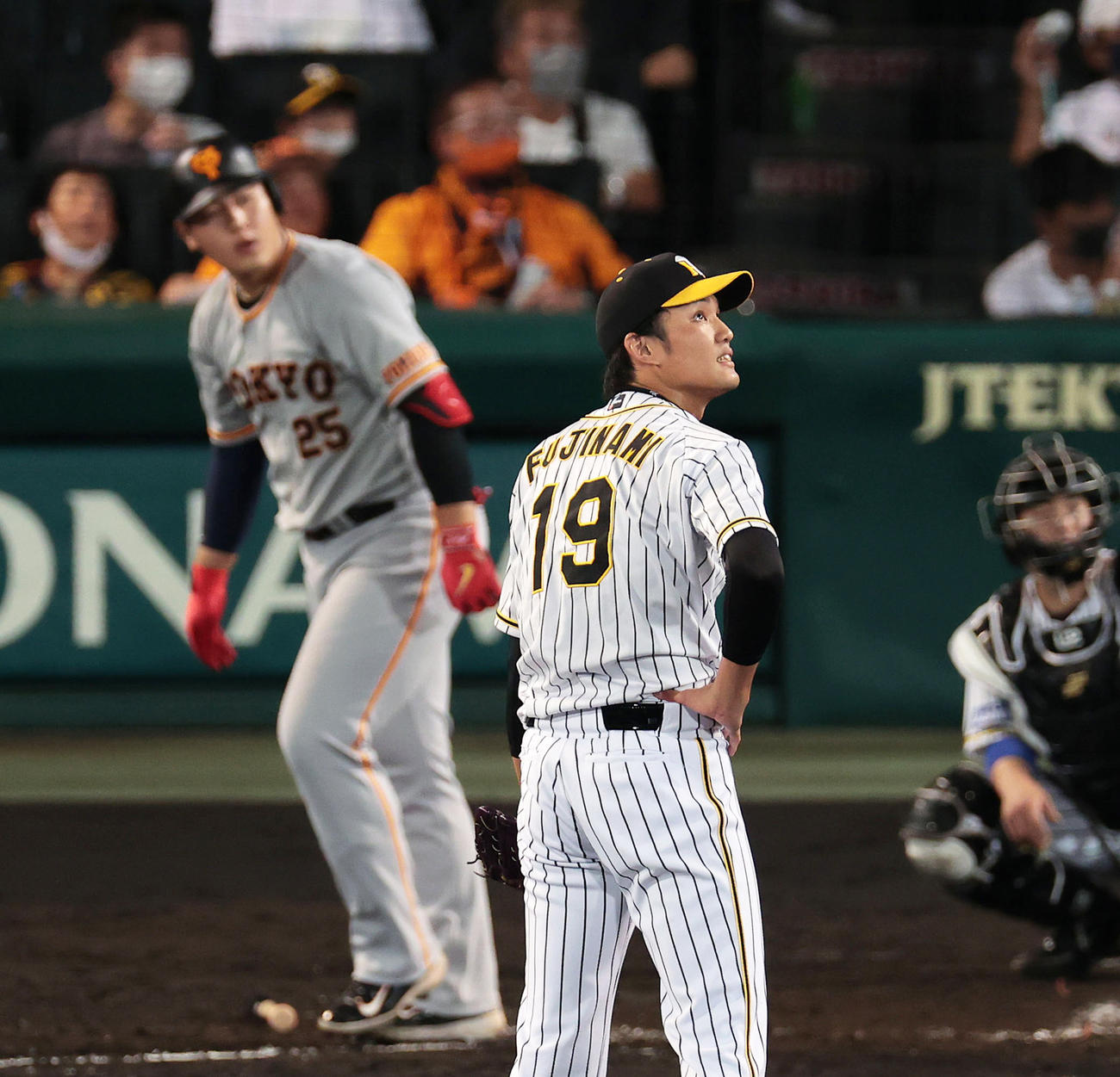 5回表巨人1死一、二塁、岡本和に左越え3点本塁打を浴び打球を見つめる藤浪（撮影・前田充）