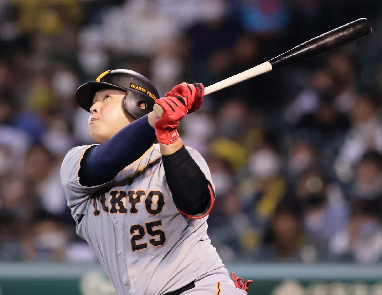 阪神対巨人　5回表巨人1死一、二塁、岡本和は左越え3点本塁打を放つ（撮影・足立雅史）