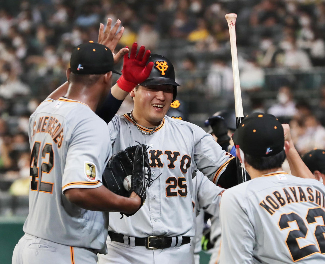 阪神対巨人　5回表巨人1死一、二塁、岡本和は左越え3点本塁打を放ち笑顔を見せる（撮影・足立雅史）