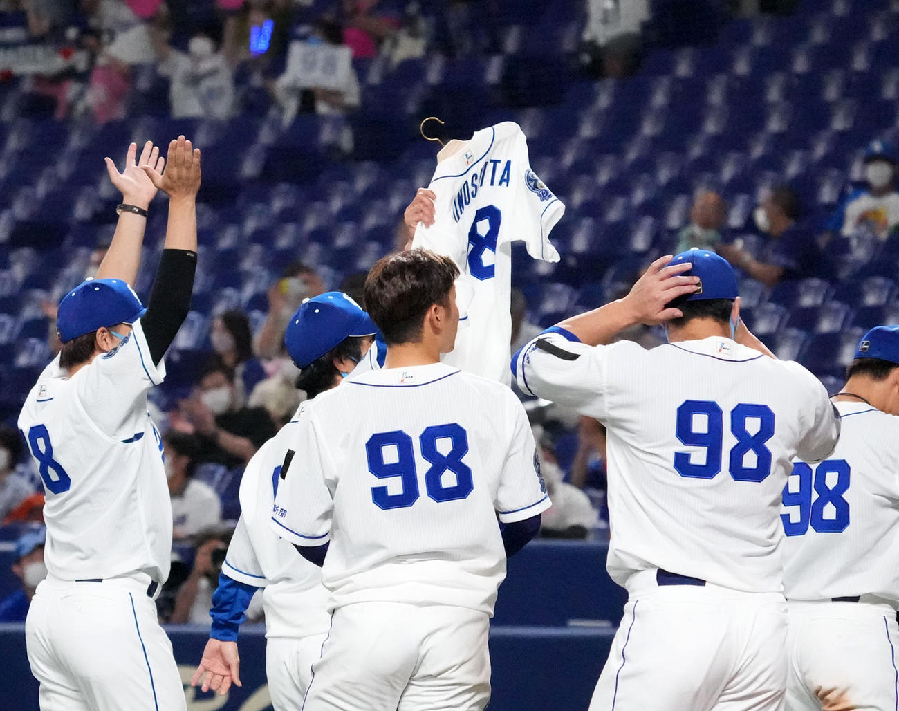 試合後、木下雄介さんのユニフォームを掲げる祖父江大輔（撮影・森本幸一）