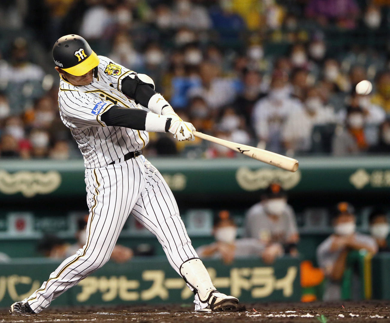 阪神対巨人　6回裏阪神1死満塁、代打原口は右前適時打を放つ（撮影・上山淳一）