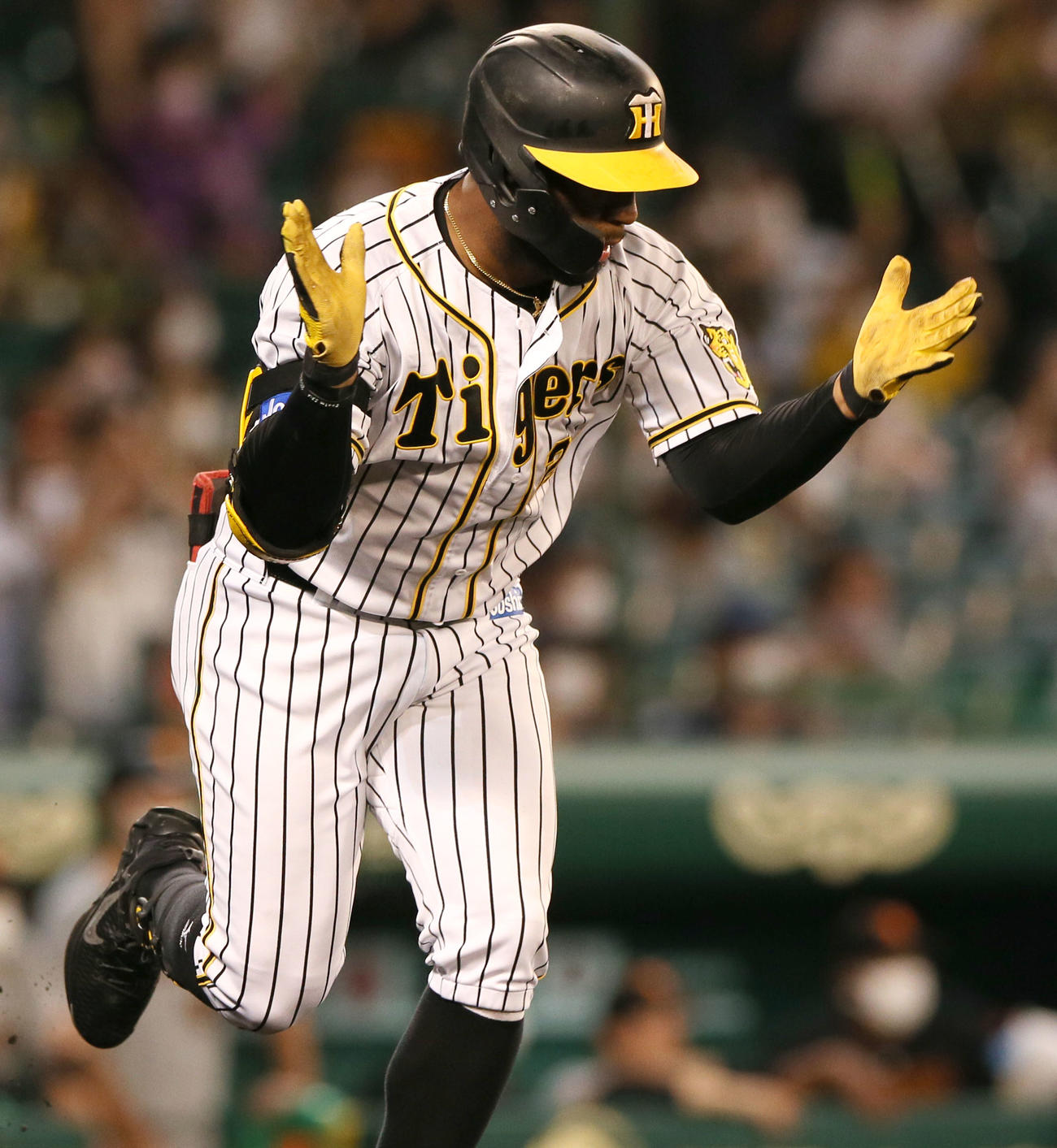 阪神対巨人　6回裏阪神2死一、三塁、ロハスは中前適時打を放ち手をたたいて一塁に向かう（撮影・上山淳一）