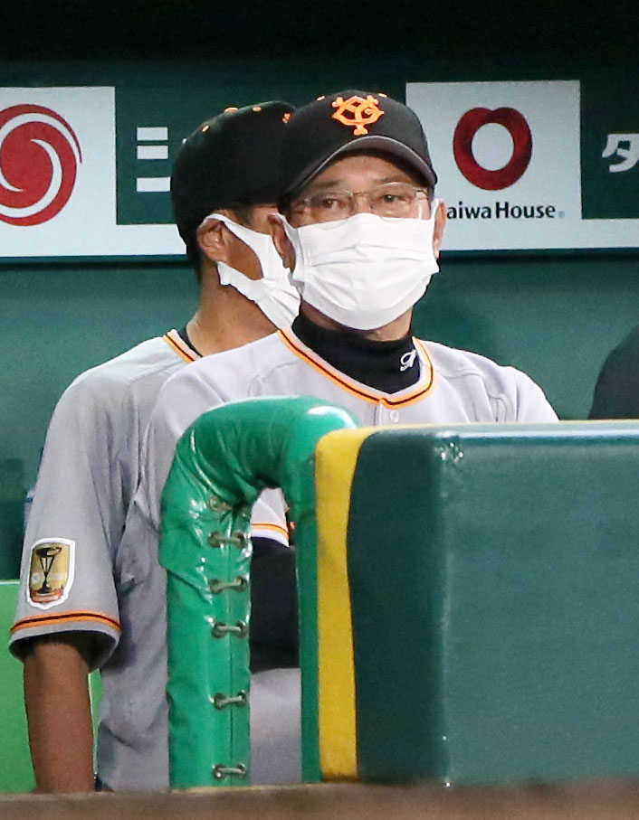 阪神対巨人　7回裏阪神無死一塁、マルテの遊ゴロで遊撃手広岡が悪送球し渋い表情をする（撮影・上山淳一）