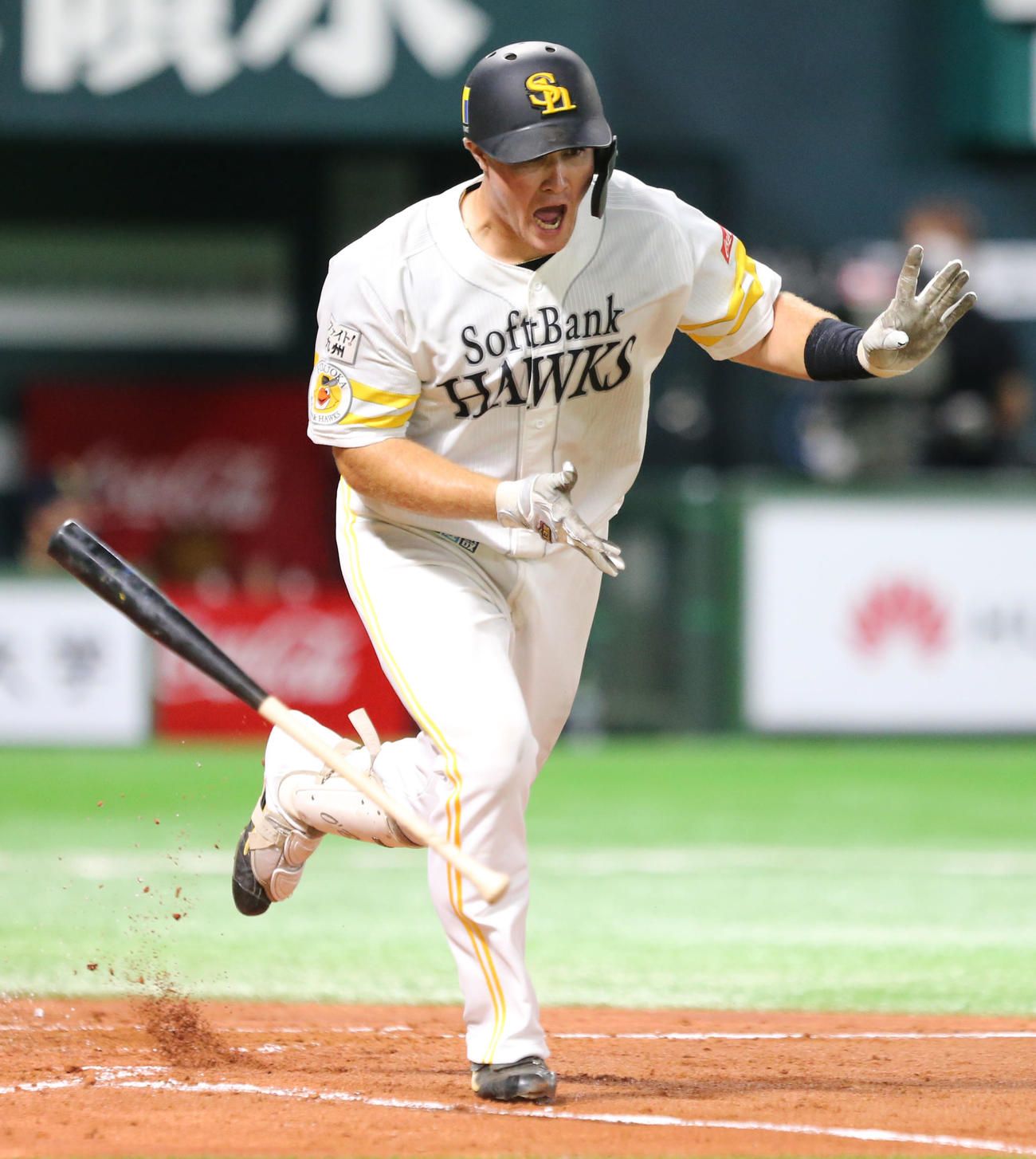 ソフトバンク対オリックス　4回裏ソフトバンク1死満塁、リチャードは逆転の左越え満塁本塁打を放ち雄たけびを上げながらベースを回る（撮影・屋方直哉）