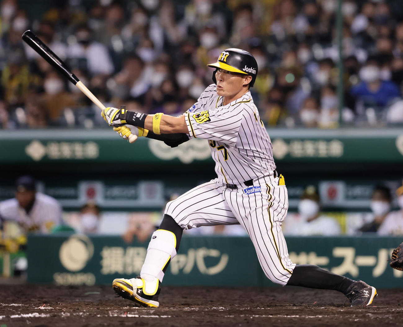 阪神対巨人　7回裏阪神2死一塁、代打糸井は適時二塁打を放つ（撮影・足立雅史）