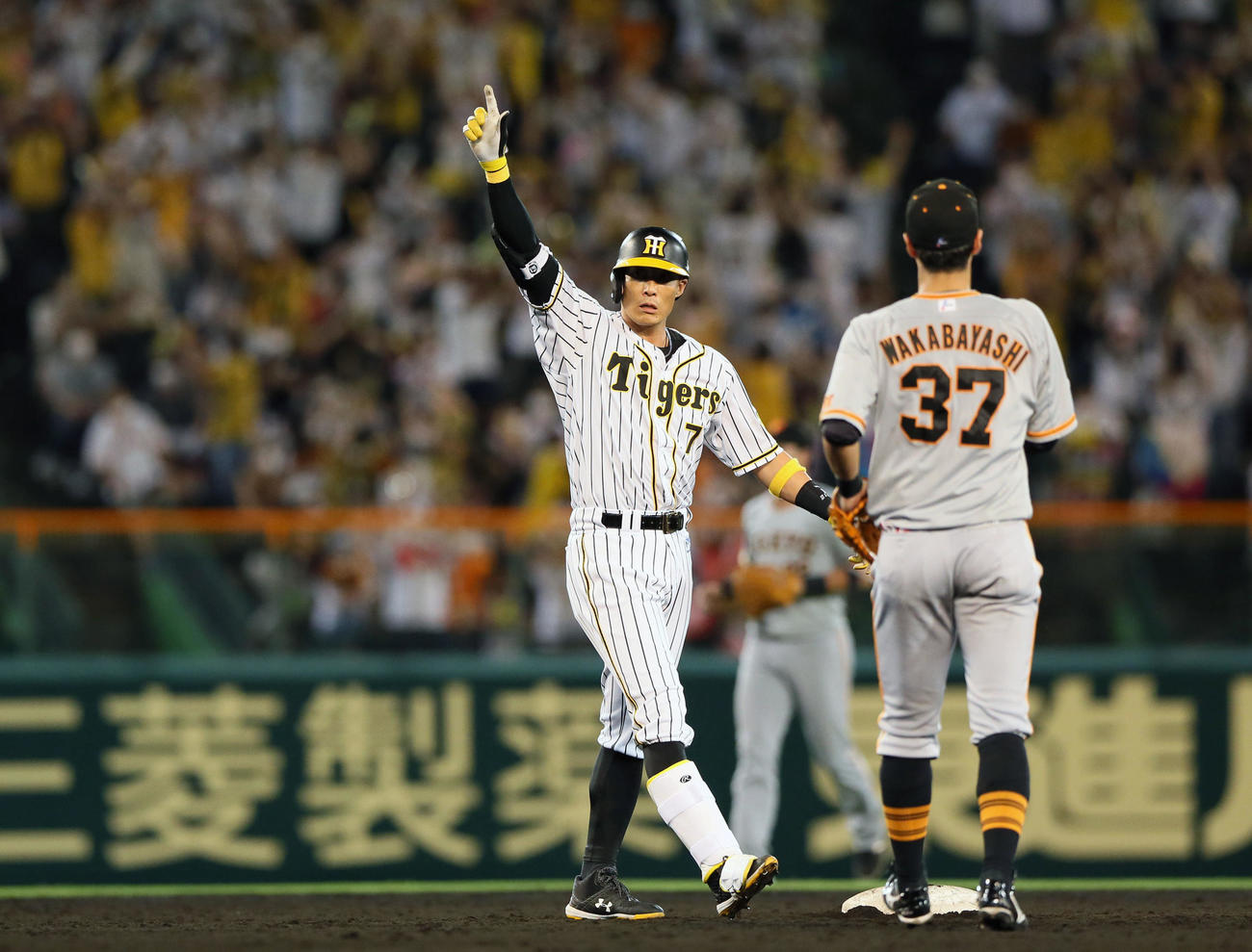 阪神対巨人　7回裏阪神2死一塁、糸井は左中間適時二塁打を放ちベンチに向かってポーズを決める（撮影・上山淳一）