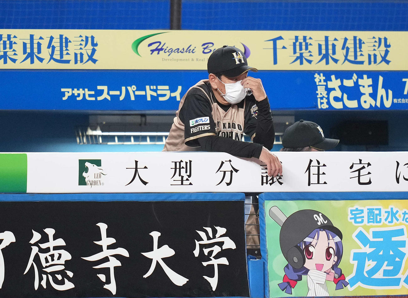 ロッテ対日本ハム　ベンチで浮かない表情の日本ハム栗山監督（撮影・鈴木みどり）