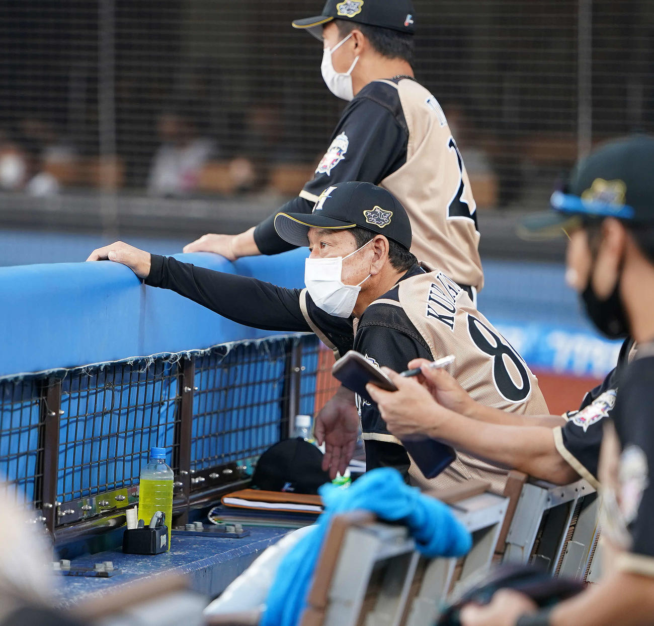 ロッテ対日本ハム　ベンチで浮かない表情の日本ハム栗山監督（撮影・鈴木みどり）
