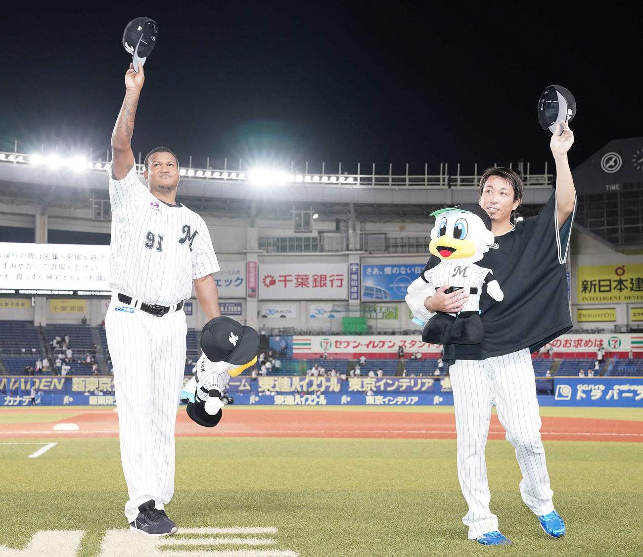 ロッテ対日本ハム　日本ハムに勝利し、ファンの声援に応えるロッテ・ロメロ（左）と益田（撮影・鈴木みどり）