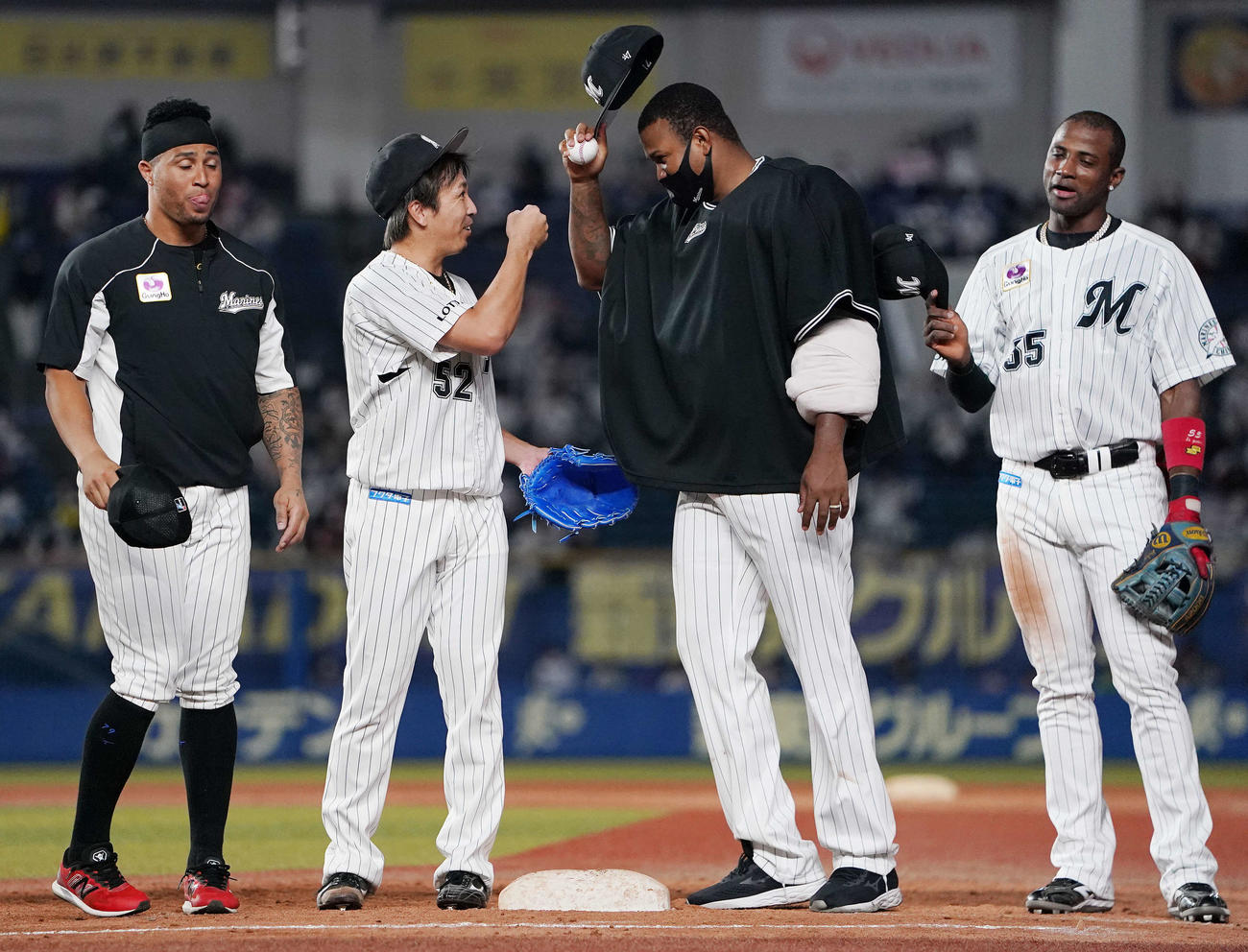 ロッテ対日本ハム　日本ハムに勝利し、移籍後初勝利のロッテ・ロメロ（右から2人目）にウイニングボールを渡す益田（同3人目）（撮影・鈴木みどり）