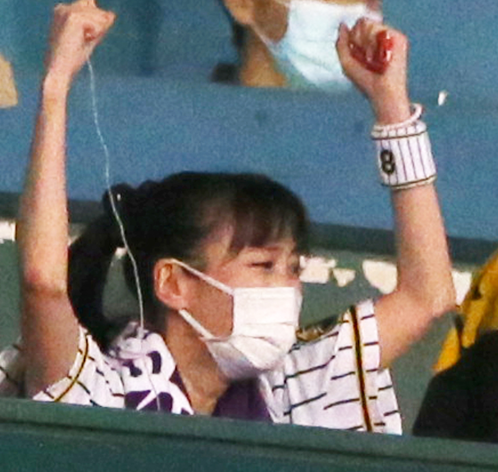 7回裏阪神2死一塁、糸井の左中間適時二塁打で同点となりガッツポーズの高城れに（撮影・上山淳一）