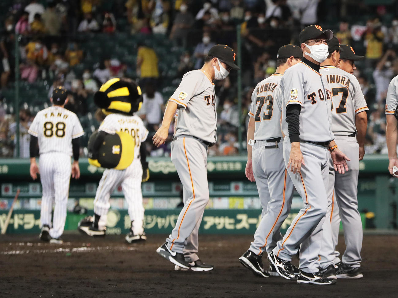 阪神対巨人　引き分けに終わり引き揚げる巨人原監督（右）。左端は阪神矢野監督（撮影・足立雅史）