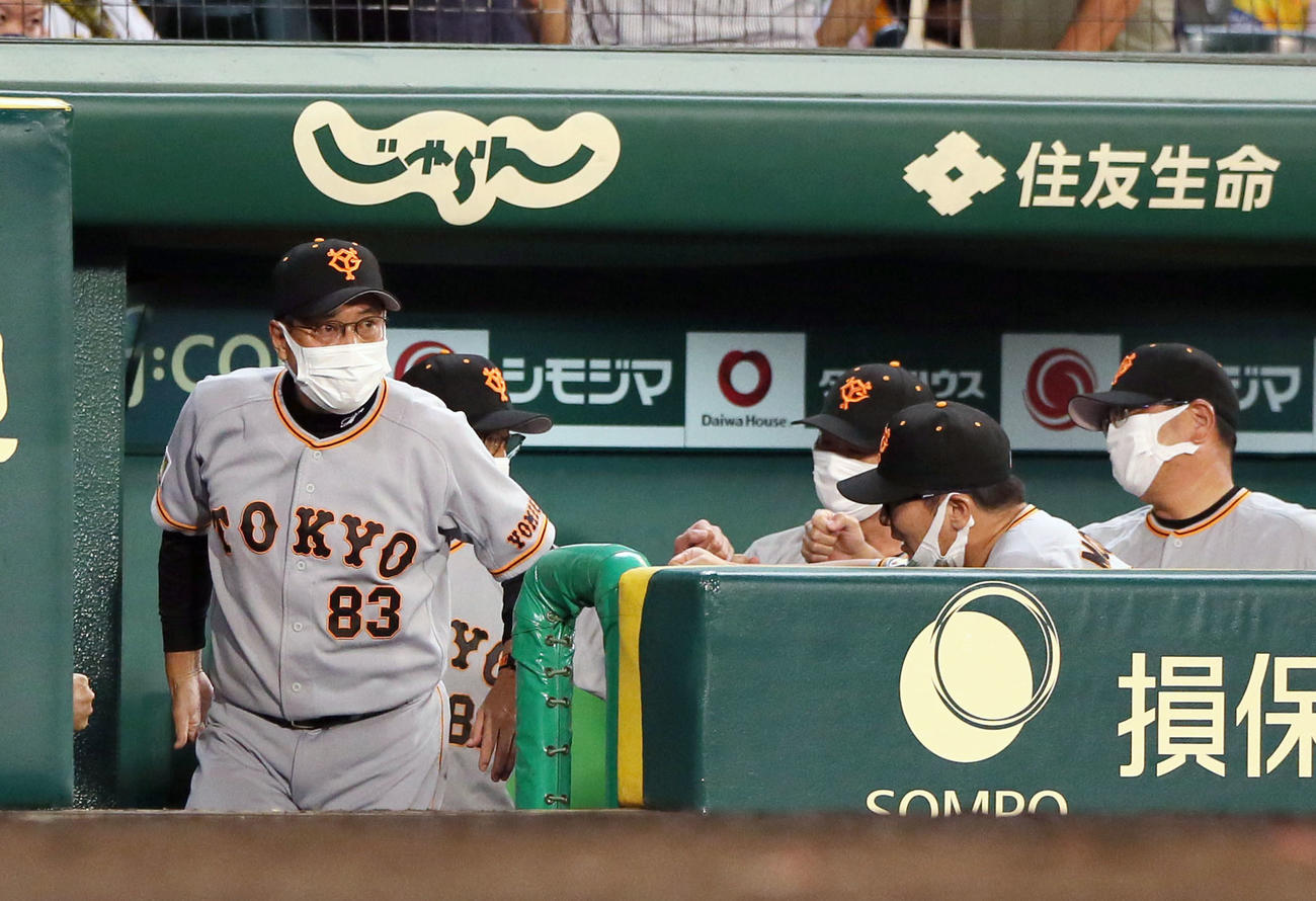 阪神対巨人　引き分けに終わりグラウンドを見つめる巨人原監督（撮影・上山淳一）