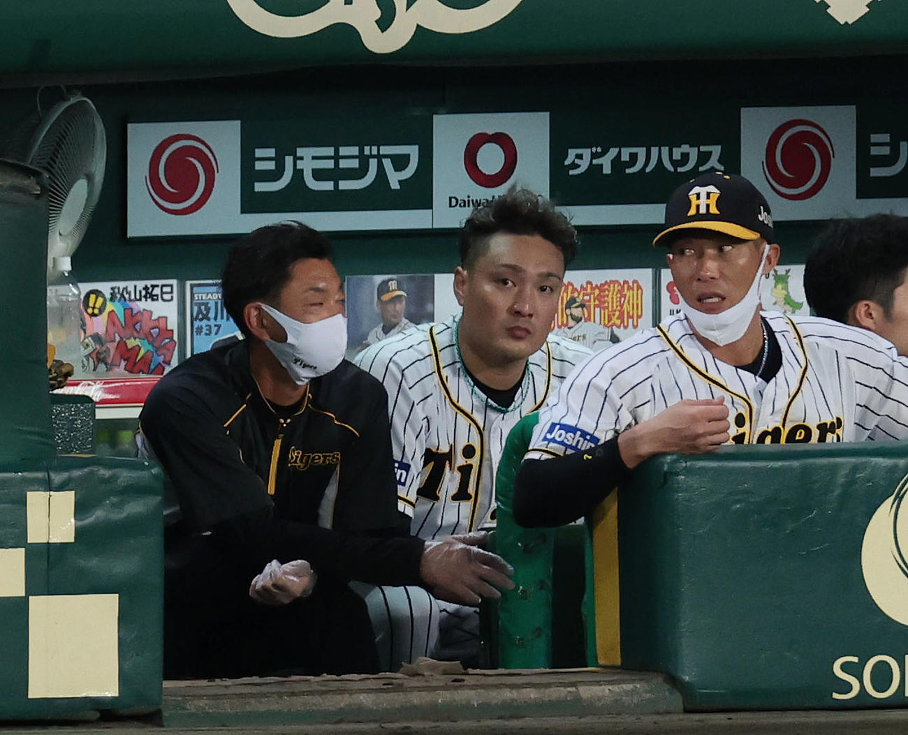 阪神対巨人　2回裏阪神2死一、二塁、代打を送られ交代となり、ベンチで厳しい表情を見せる秋山（中央）（撮影・前田充）