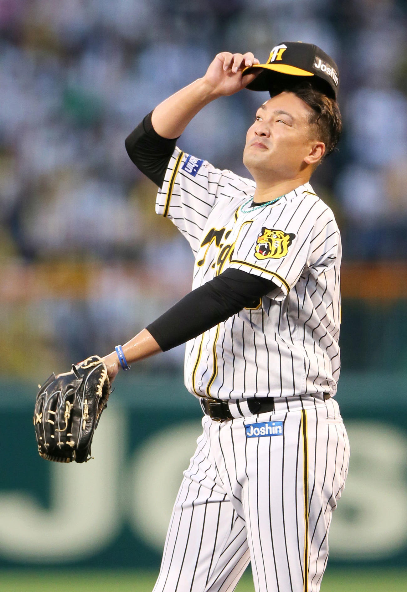 阪神対巨人　1回表巨人2死二塁、秋山は中島に左越え2点本塁打を浴び顔をしかめる（撮影・上山淳一）