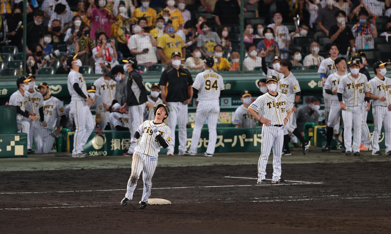阪神対巨人　9回裏阪神2死満塁、中飛に倒れ悔しがる近本（手前）と阪神ナイン（撮影・前田充）