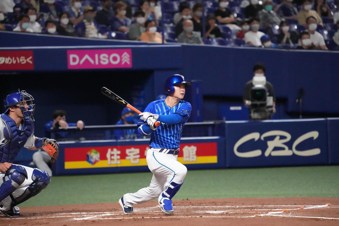 中日対DeNA 2回表DeNA2死、右二塁打を放つ柴田（撮影・森本幸一）