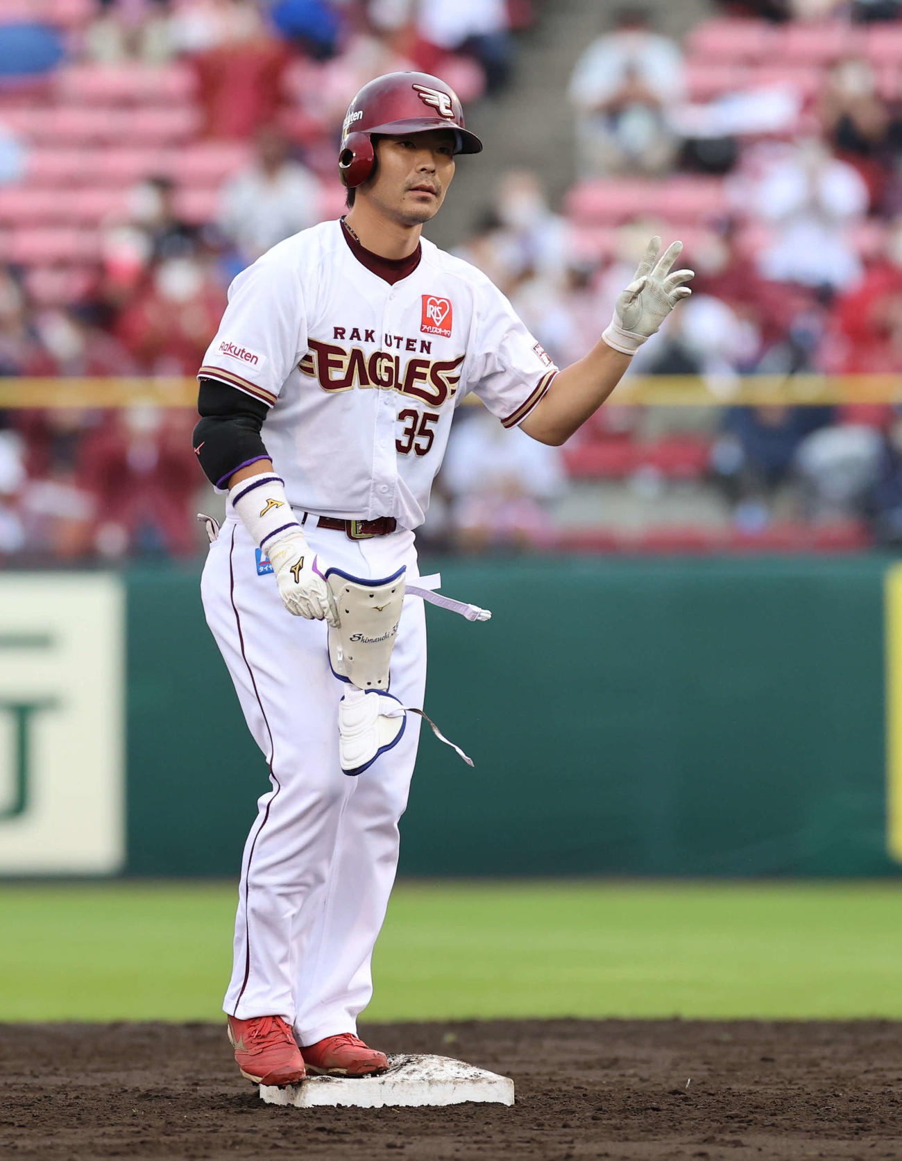 楽天対西武　3回裏楽天2死一、三塁、先制の2点適時二塁打を放った島内（撮影・河野匠）