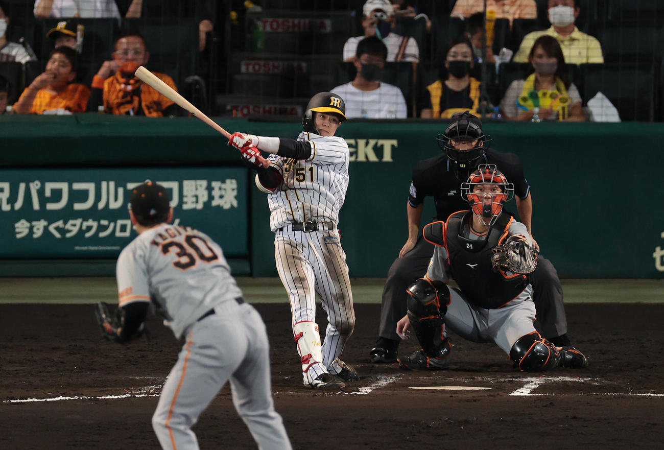 阪神対巨人　6回裏阪神無死、右中間へ三塁打を放つ中野。投手鍵谷（撮影・前田充）