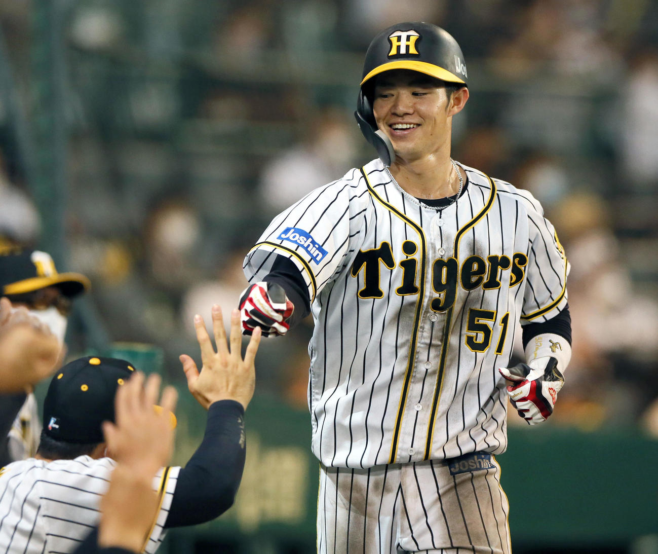 阪神対巨人　6回裏阪神無死三塁、遊撃手若林がサンズの遊ゴロを取りこぼし三走中野（右）が生還し笑顔を見せる（撮影・上山淳一）