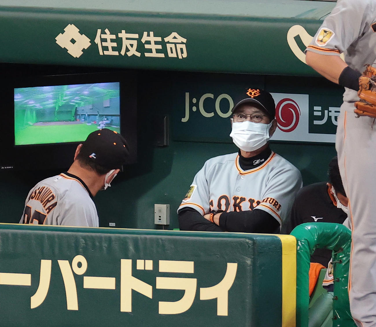 阪神対巨人　9回表の攻撃を終え、厳しい表情を見せながらベンチで腕を組む巨人原監督（撮影・前田充）
