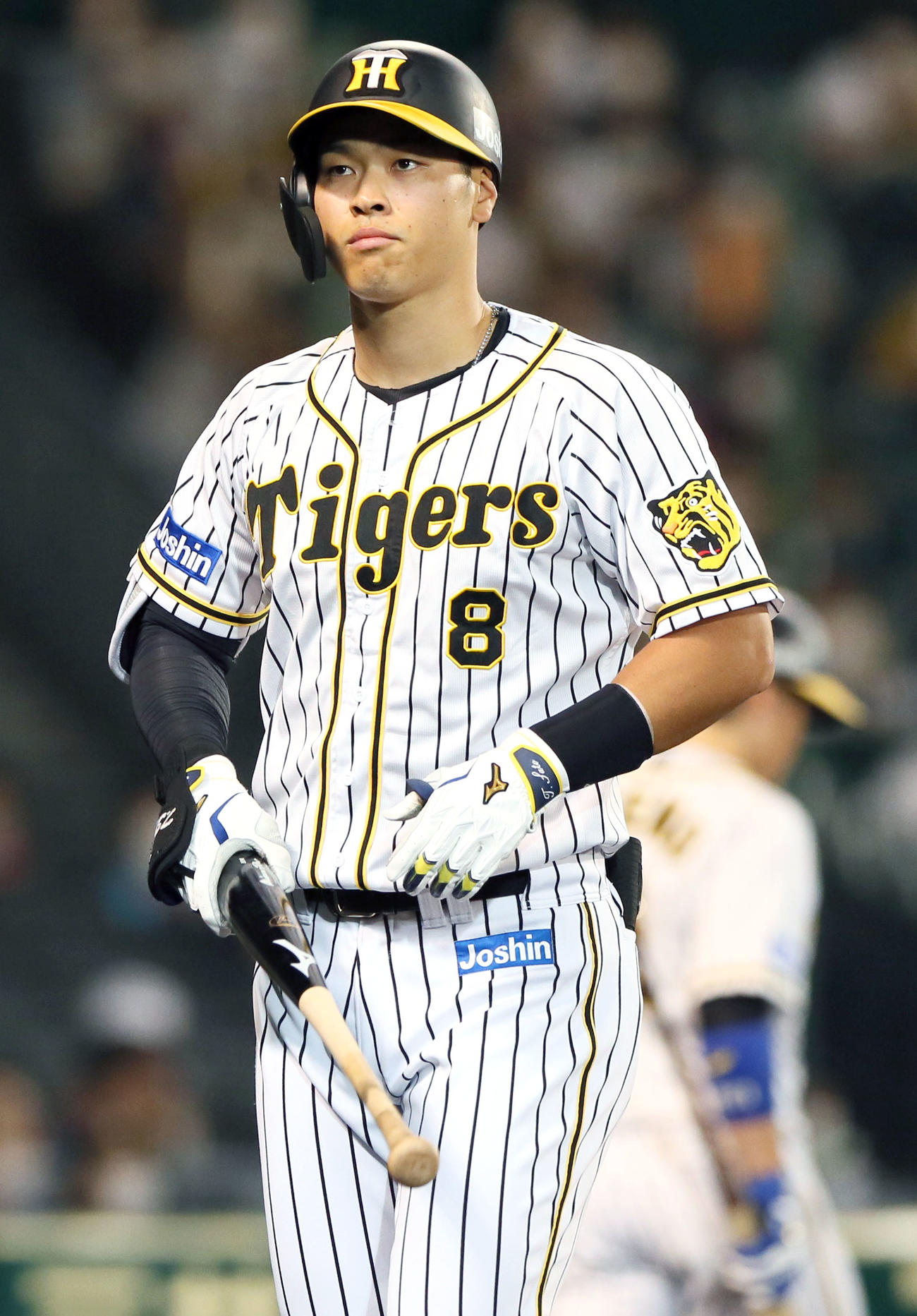 阪神対巨人　2回裏阪神1死一塁、佐藤輝は空振り三振に終わる（撮影・上山淳一）