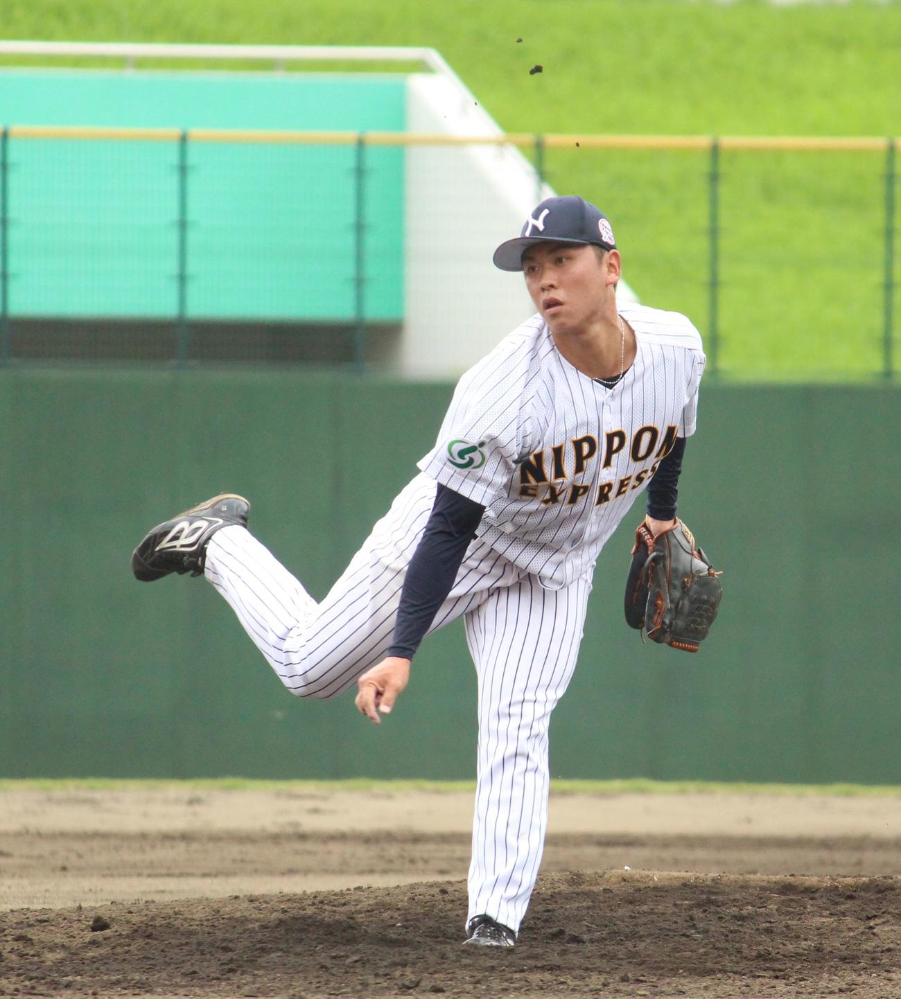 テイ・エステック対日本通運　9回に3番手で登板し力投する日本通運・柴田（撮影・保坂恭子）