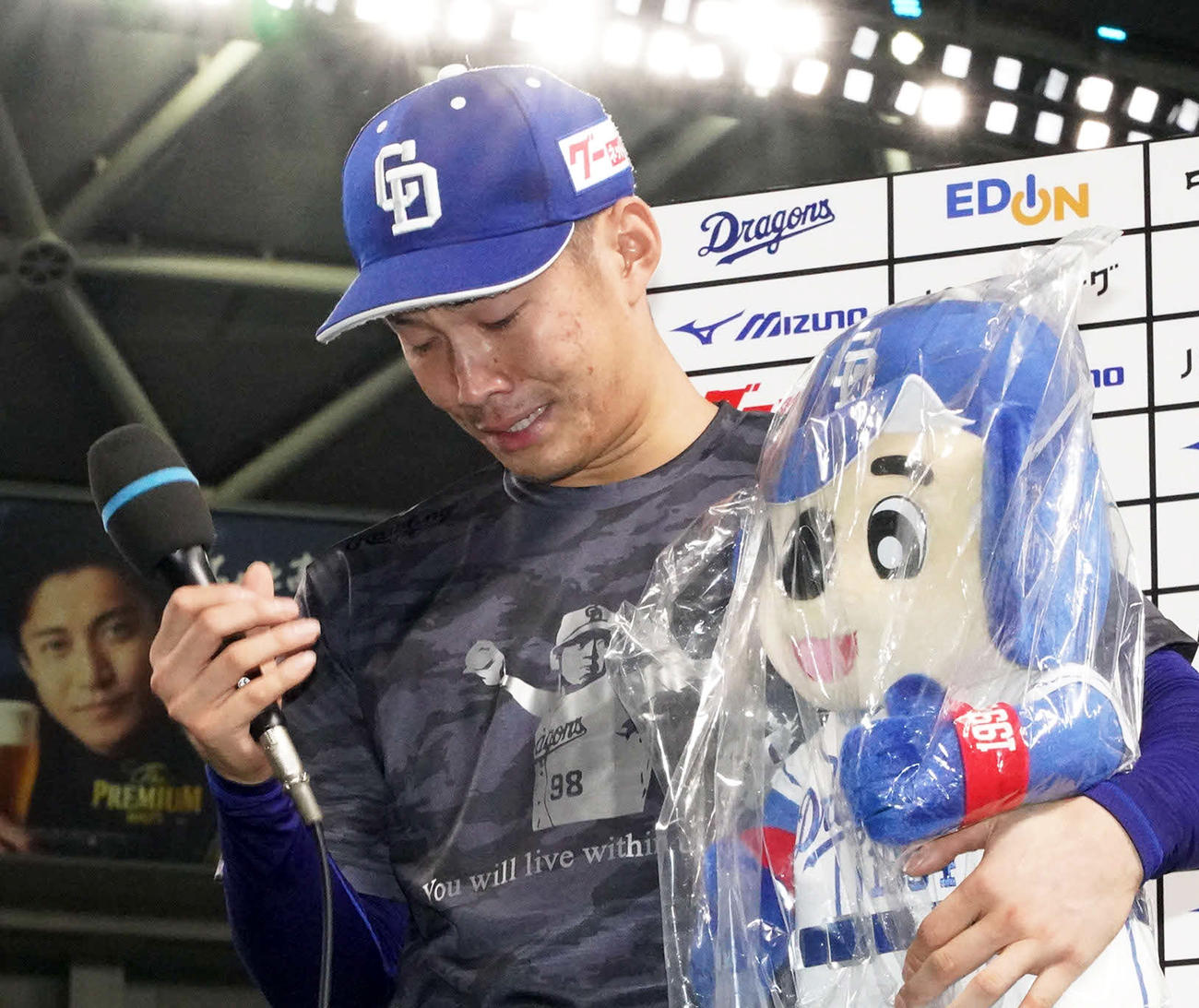 ヒーローインタビューで言葉を詰まらせる京田（撮影・森本幸一）