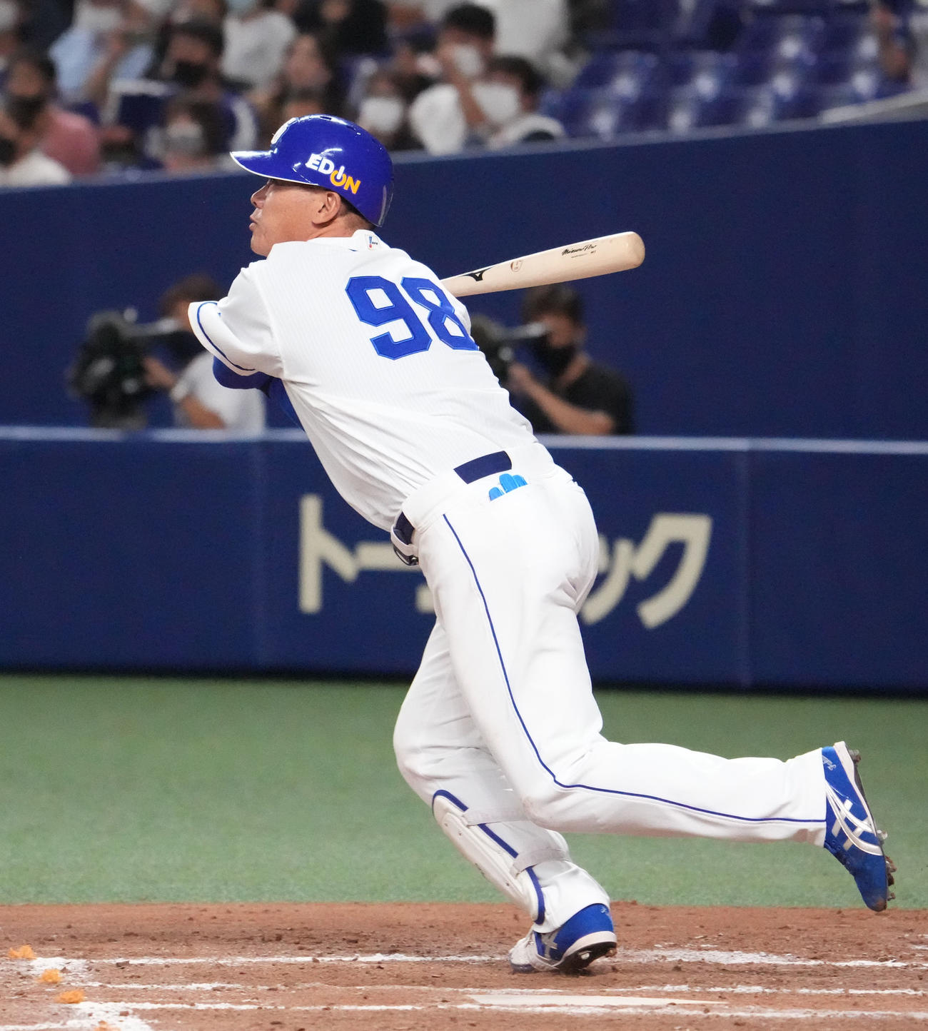 中日対DeNA 8回裏中日2死二塁、中越え適時二塁打を放つ福留（撮影・森本幸一）