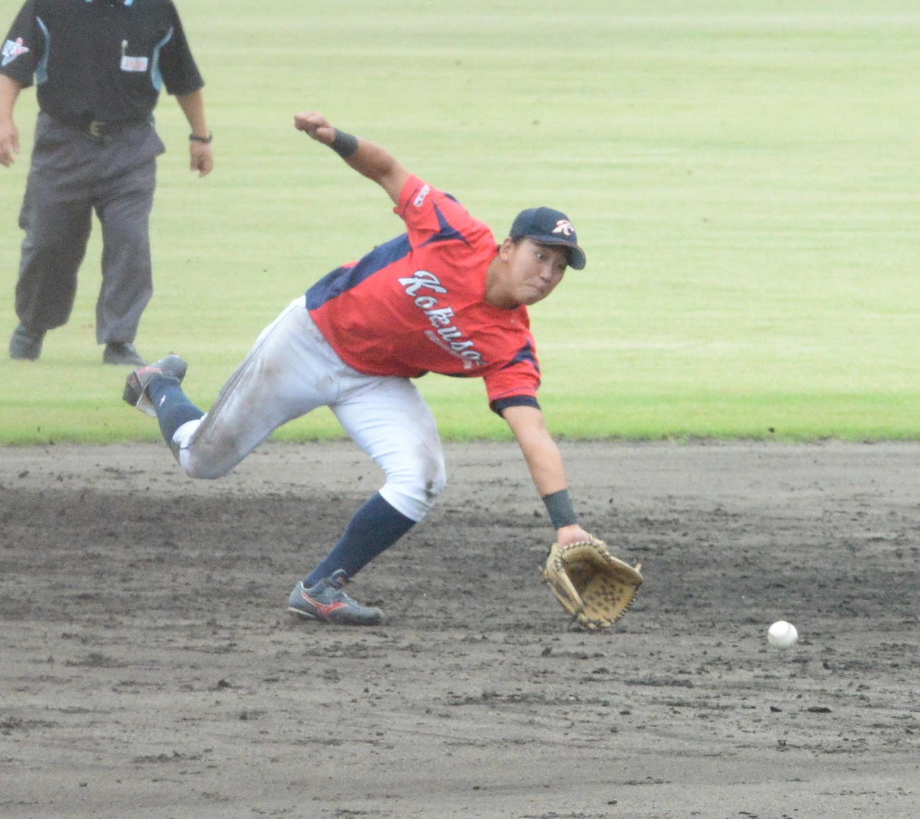 9回、遊ゴロをさばく東日本国際大・小林