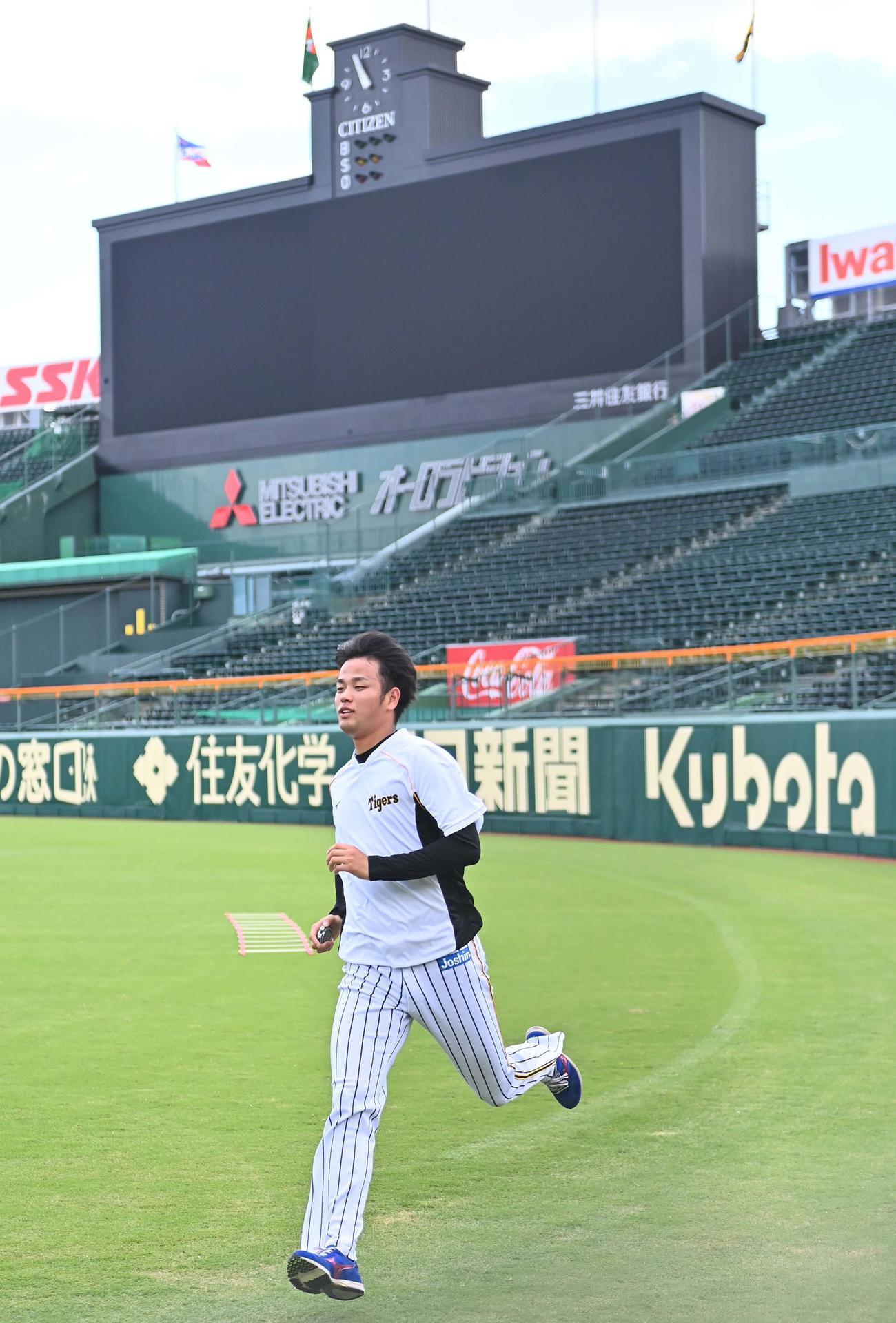 甲子園球場の外野をダッシュする高橋（撮影・上田博志）